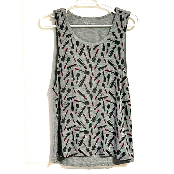 Betsey Johnson Tops - Betsey Johnson Heather Grey Soft Knit Lipstick Print Muscle T-Shirt